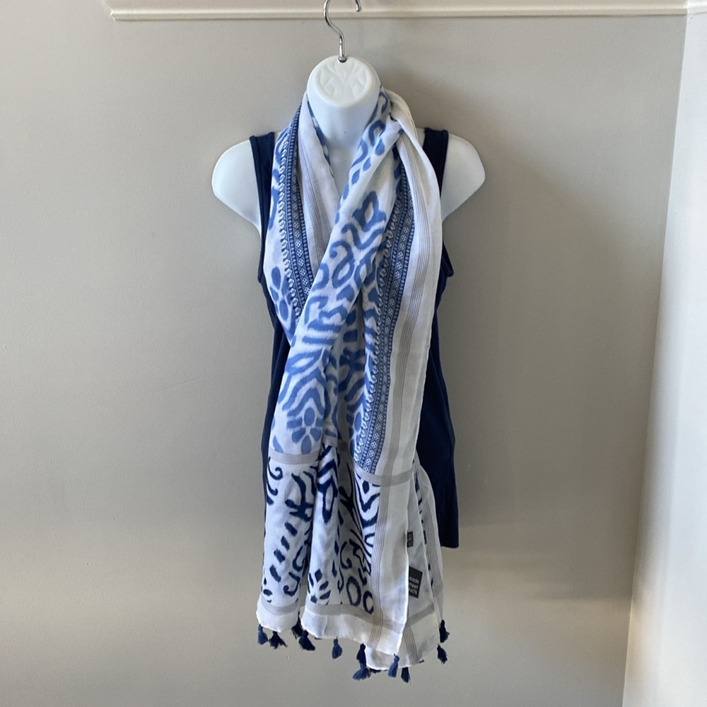Scarf. 50% cotton 50% Viscose. 70”x 35”. Great for a sarong or cover up. NWT